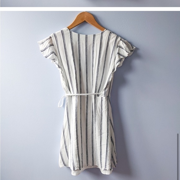 Aritzia • Sunday Best Sunday White and Navy Blue Pinstripe Wrap Dress • Size 0 - Picture 5 of 6